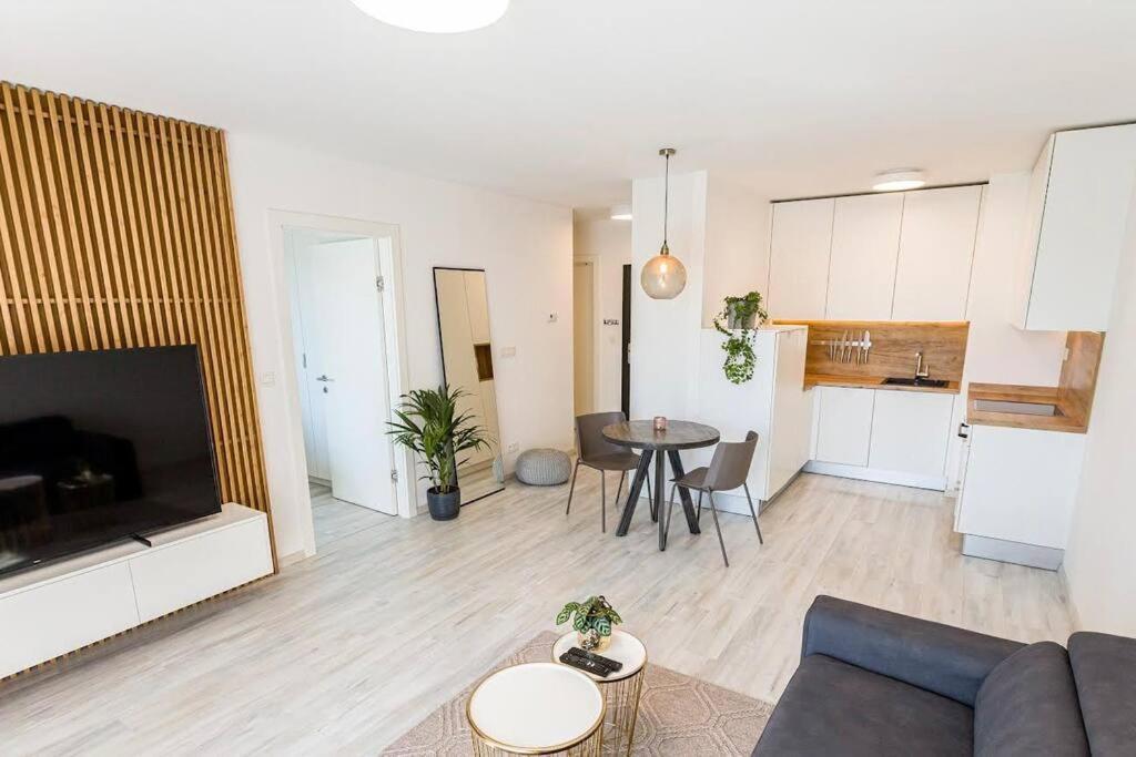 Urban Apartment With Possibility Of Parking 브라티슬라바 외부 사진