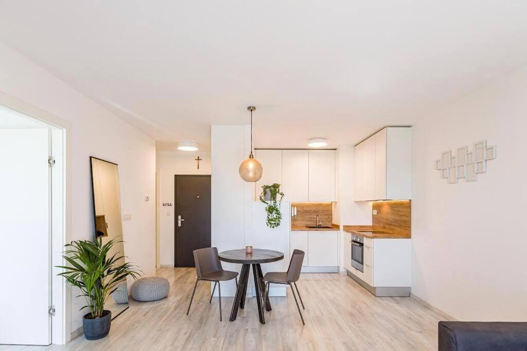 Urban Apartment With Possibility Of Parking 브라티슬라바 외부 사진